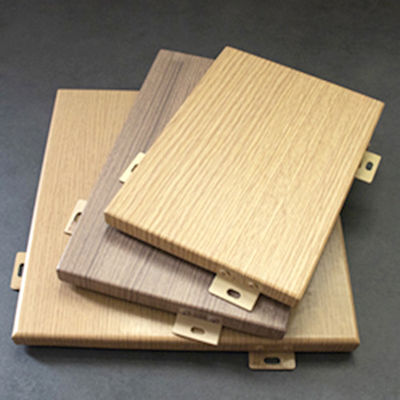 Panneaux muraux en aluminium revêtus de PVDF personnalisés Couleur bois pour la décoration intérieure / extérieure