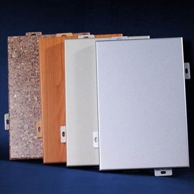 Panneaux de revêtement en aluminium personnalisables résistant au feu Couleur durable Traitement de surface décoratif