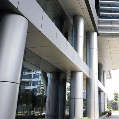 Panneaux d'aluminium légers et durables pour la décoration de façades et de couvertures de bâtiments